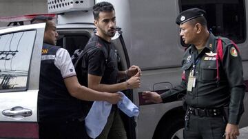 Al Araibi llega esposado al juzgado, en Bangkok.