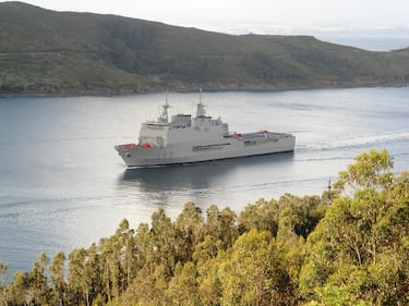 Está diseñado para transportar y desembarcar tropas, vehículos y material mediante medios navales y aéreos. Dispone de dique inundable, plataforma para helicópteros y amplias capacidades logísticas. Participa en misiones humanitarias, de evacuación y apoyo a operaciones militares. Es gemelo del Galicia (L-51) y forma parte esencial de la proyección anfibia de la Armada Española. Su diseño fue optimizado para operaciones conjuntas y multinacionales.