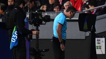 Hungarian referee Viktor Kassai checks on the VAR during the UEFA Champions League football match between Club Atletico de Madrid and Lokomotiv Moscow at the Wanda Metropolitano stadium in Madrid on December 11, 2019. (Photo by GABRIEL BOUYS / AFP)