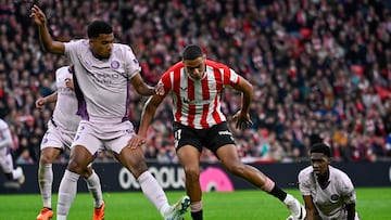 Athletic Bilbao's Spanish midfielder #21 Ander Herrera (C) is challenged by Girona's Colombian midfielder #22 Jhon Solis Romero (L) and Girona's Colombian midfielder #10 Yaser Asprilla during the Spanish league football match between Athletic Club Bilbao and Girona FC at San Mames Stadium in Bilbao on February 8, 2025. (Photo by ANDER GILLENEA / AFP)