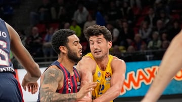 Markus Howard lucha con John DiBartolomeo.