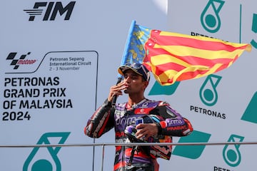 Jorge Martín subió al podio con una bandera de la Comunidad Valenciana. Homenajeando así a los ciudadanos valencianos que están sufriendo los efectos devastadores de la DANA.