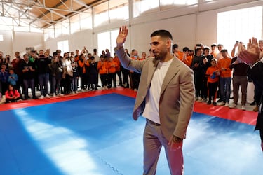 Ilia Topuria saluda a sus seguidores. 