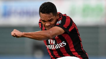 Carlos Bacca en la pretemporada con el Milan. Suena para ir a jugar al Olympique de Marsella