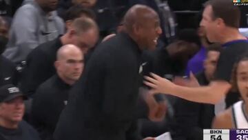 El entrenador de los Kings pierde los papeles contra el árbitro como pocas veces se ha visto