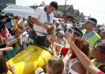 Así recibieron al gallego sus paisanos tras ganar dos medallas (oro y plata) en los JJOO de Atenas 2004.
