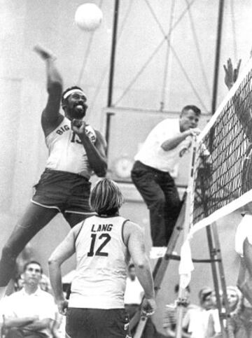 Wilt Chamberlain ganó dos títulos de la NBA. aunque también practicó voleibol.