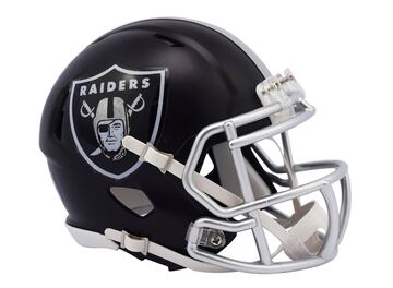 Casco alternativo de los Oakland Raiders.