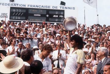 Pese a su gran tradición en la historia del tenis, Roland Garros no ha contado con la fortuna de coronar a muchos campeones del país. Concretamente, a día de hoy se conforman con haberlo hecho con uno. Fue el caso de Yannick Noah, único francés hasta la fecha que ha conquistado el grande parisino. En 1983 doblegó al favorito y defensor del título, Mats Wilander, titánica final: 6-2, 7-5 y 7-6.