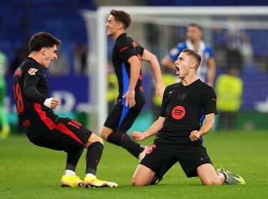 0-2. Fermín López celebra el segundo gol.