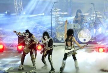 El grupo de música 'Kiss' durante las Series de hockey sobre hielo en el Dodger Stadium, en Los Ángeles.