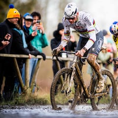 Van der Poel vuelve a arrasar a Van Aert en Baal