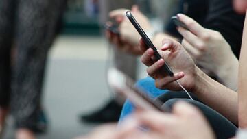 Si nunca dejas que la batería del móvil llegue a cero, la psicología dice que probablemente tienes estos 9 rasgos comunes