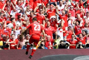 Poland hold their nerves to book their place in the quarter final