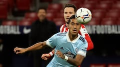 Renato Tapia observa el bal&oacute;n delante de Sa&uacute;l &Ntilde;&iacute;guez durante el partido entre el Atl&eacute;tico de Madrid y el Celta.