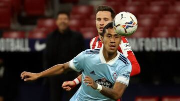 Renato Tapia observa el balón delante de Saúl Ñíguez durante el partido entre el Atlético de Madrid y el Celta.
