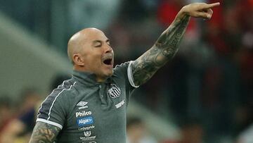 Sampaoli, da &oacute;rdenes durante un partido con el Santos. 