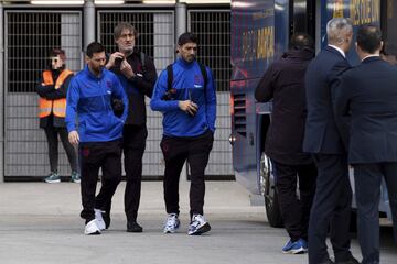 Salida del Camp Nou del FC Barcelona hacia el hotel de concentración. En la foto, Messi y Luis Suárez dirigiéndose al autobús. 
