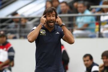 Futbol, Everton vs Universidad Catolica. 
Segunda fecha, campeonato de Clausura 2016/17.
El entrenador de Everton Pablo Sanchez da instrucciones a sus jugadores durante el partido de primera division disputado contra Universidad Catolica en el estadio Sausalito de Via del Mar, Chile.
12/02/2017
Felipe Zanca/Photosport
*************

Football, Everton vs Universidad Catolica.   Second date, Closure Championship 2016/17.
Everton's manager Pablo Sanchez instructs his players during the first division football match held at the Sausalito stadium in Via del Mar, Chile.
12/02/2017.
Felipe Zanca/Photosport