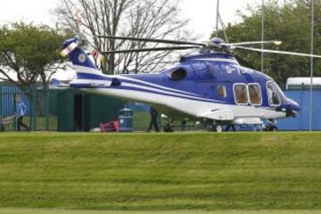 La nota anecdótica en el entrenamiento del Leicester sucedió cuando un helicóptero sobrevoló la sesión de trabajo del equipo inglés. Poco a poco fue descendiendo hasta aterrizar en uno de los campos anexos al que se estaba ejercitando el conjunto inglés. Poco después salió uno de los hijos del dueño del Leicester, Aiyawatt Srivaddhanaprabha.