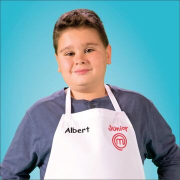 El peque?o Albert parece ser uno de los concursantes que m¨¢s carism¨¢ticos van a ser en esta edici¨®n. Cocina desde siempre, y es que siempre ayuda a su madre y es el encargado de hacer el gazpacho en casa. El m¨¢s dif¨ªcil que ha hecho son unas verduras asadas con sobrasada y. seg¨²n dice, "cosas". Su favorito, el pollo rebozado, y reconoce que le gustar¨ªa hacer una prueba que consista en buscar ingredientes en un ¨¢rbol lleno de regalos. Es fan del cine y de 'Cine de barrio', as¨ª como de Paco Mart¨ªnez Soria.