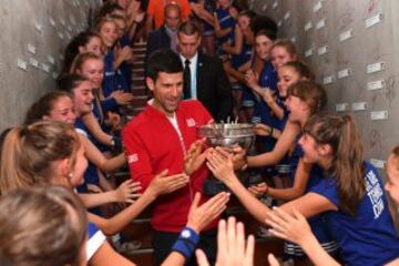 Novak Djokovic celebra la victoria en Roland Garros con las recogepelotas.