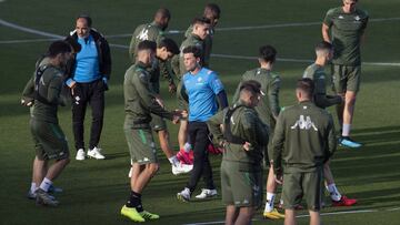 Rubi dirige un entrenamiento del Betis.