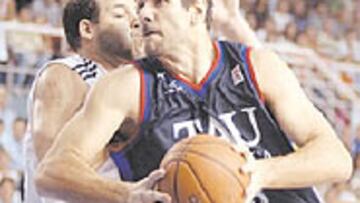 <b>RECAMBIO.</b> Jelic puede suplir a Reyes en la plantilla blanca.