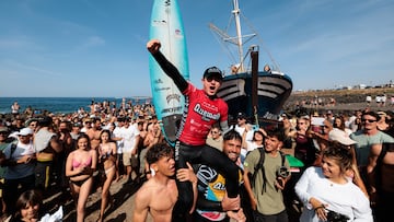 Conor Donegan puño al aire saliendo del agua en el Lanzarote Quemao Class 2026
