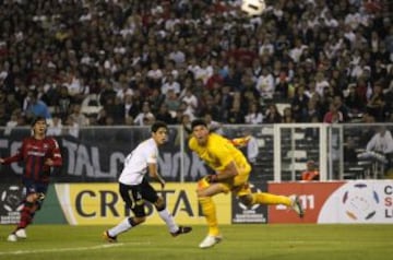 Jonathan Fabbro (Cerro Porteño) anota ante la mirada atónita de Francisco Prieto y Nelson Cabrera.