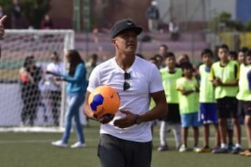 El delantero de Arsenal inaugur&oacute; un torneo en las canchas que don&oacute; a la municipalidad de Tocopilla.