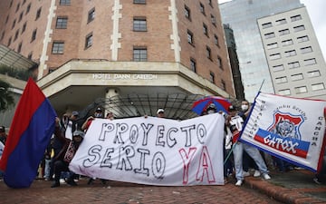 Hinchas del DIM se reunieron a las afueras de las oficinas del club para protestar ante la dirigencia