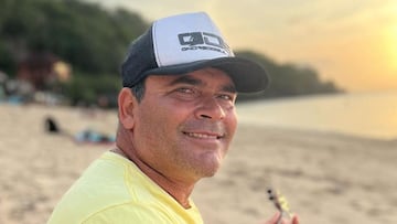 El surfista brasile&ntilde;o de olas grandes Marcio Freire tocando el ukelele en una playa durante la puesta de sol y sonriendo. El 17 de septiembre del 2022 en Bali, Indonesia. 