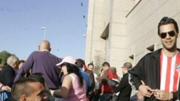 <b>UNA AÑO DESPUÉS, MOTIVO DIFERENTE. </b>Hace un año la afición del Atlético acampaba en el Calderón por un motivo diferente: conseguir entradas para la final de Hamburgo.