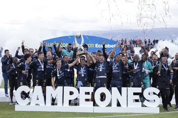 El plantel de Independiente del Valle celebrando el título. 