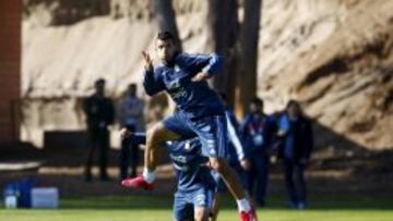 Argentina's soccer player Sergio Aguero jumps to head a ball during a training session. REUTERS/Stringer
