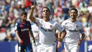 Ben Yedder celebra uno de los tres goles que anotó en el Ciutat de Valencia.