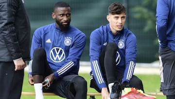 Soccer Football - World Cup - UEFA Qualifiers - Germany Training - Hamburg, Germany - October 6, 2021 Germany&#039;s Antonio Rudiger and Kai Havertz during training REUTERS/Fabian Bimmer