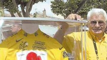 <b>MÍTICO.</b> Raymond Poulidor, 68 años, es uno de los mejores ejemplos de la historia del deporte, porque fraguó su leyenda en la mala suerte. Compitió con dos grandes de la época, Anquetil y Merckx, y nunca pudo ganar el Tour. Pero gracias a eso sigue siendo muy querido en Francia.