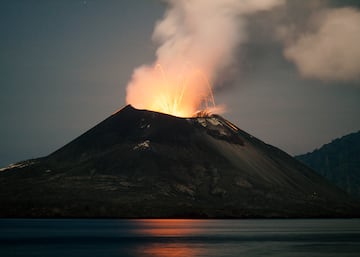 Indonesia está ubicado entre los bordes de las placas tectónicas del Pacífico, la Euroasiática y la Indoaustraliana lo que le convierte en el país con más volcanes activos del mundo.