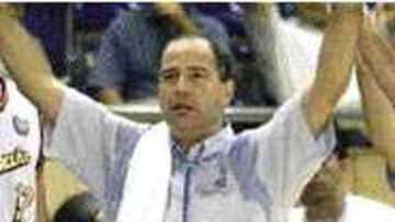 TODOS ALERTAS. Javier Imbroda, seleccionador español, escoltado por Nacho Rodríguez y Paraíso. Hoy puede ser un gran día.