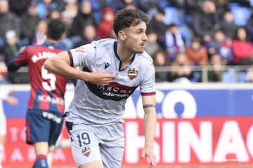 El Levante se ha convertido en experto en los minutos finales. Ante el Huesca lo volvi a hacer, con un gol de Alex Fors en el 91?, para dar la victoria a los granotas y colocarle en lo alto de la clasificacin. El delantero se aprovech de un potente y medido envo de Kochorashvili.