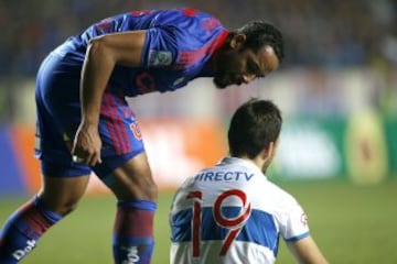 El jugador de Universidad de Chile Jean Beausejour, izquierda, encara a Jose Pedro Fuenzalida de Universidad Catolica durante el partido de Super Copa en el estadio Ester Roa de Concepcion, Chile.