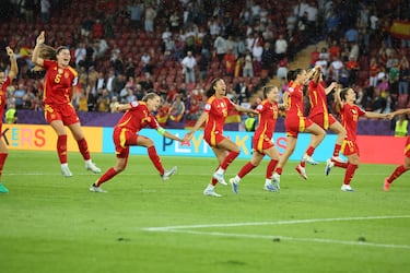 Las jugadoras españolas celebran el pase a la final de la Eurocopa. El domingo se enfrentarán a Inglaterra por el título europeo.