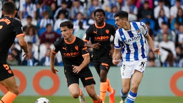 SAN SEBASTIÁN, 06/11/2022.- El defensa español del Valencia Hugo Guillamón (i) disputa un balón con Carlos Fernández (d), delantero español de la Real Sociedad, durante el partido correspondiente a la decimotercera jornada de LaLiga entre Real Sociedad y Valencia CF disputado este domingo en el Reale Arena de San Sebastián. EFE/ Javier Etxezarreta
