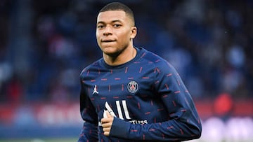 Paris Saint-Germain's French forward Kylian Mbappe looks on ahead of the French L1 football match between Paris-Saint Germain (PSG) and Lens (RCL) at The Parc des Princes Stadium in Paris on April 23, 2022. (Photo by bERTRAND GUAY / AFP)
