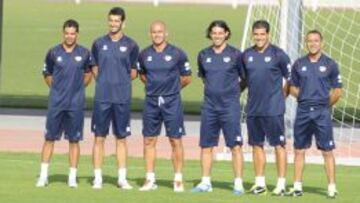 Paco Jémez (tercero por la izquierda) con su cuerpo técnico.