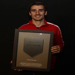 Griezmann recibió una placa por sus 200 partidos como rojiblanco