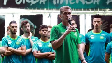 Head coach of Brazilian soccer team Chapecoense, Vagner Mancini, talks with new team players in Chapeco, Brazil January 6, 2017. REUTERS/Diego Vara EDITORIAL USE ONLY. NO RESALES. NO ARCHIVE
