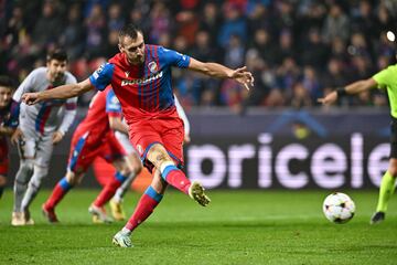 1-2. Tomas Chory marca el primer gol de penalti.